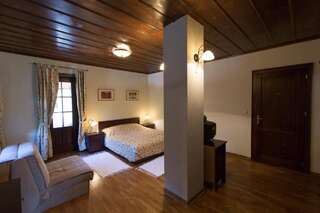 Отель Hotel Ivanov Konak Цетине Трехместный номер-1