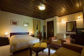 Отель Hotel Ivanov Konak Цетине Трехместный номер-6
