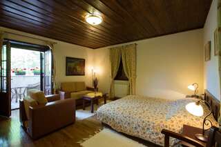 Отель Hotel Ivanov Konak Цетине Трехместный номер-7