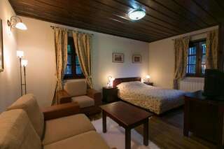 Отель Hotel Ivanov Konak Цетине Трехместный номер-9